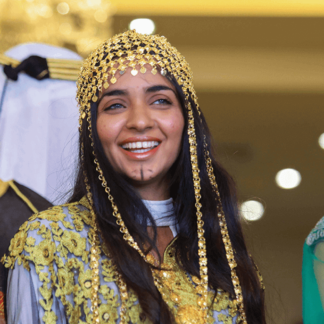 تناول الطعام مع السكان المحليين في جدة